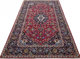 Surface texture of 2000s Kashan rug with natural Wool and intricate pattern