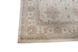 Corner detail of New Farahan rug showing border pattern and Wool pile