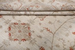 Surface texture of New Farahan rug with natural Wool and intricate pattern