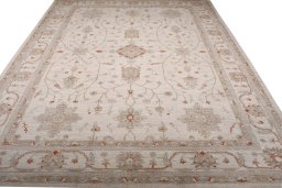 Surface texture of New Farahan rug with natural Wool and intricate pattern
