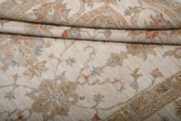 Corner detail of New Farahan rug showing border pattern and Wool pile