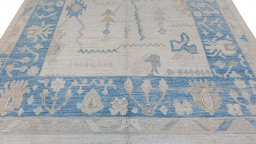 Central medallion detail of New Farahan rug from Pakistan