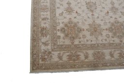 Corner detail of New Farahan rug showing border pattern and Wool pile