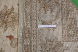Surface texture of New Farahan rug with natural Wool and intricate pattern
