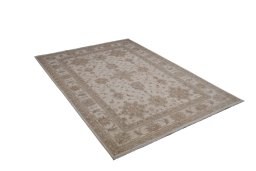 Corner detail of New Farahan rug showing border pattern and Wool pile