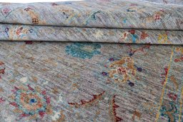 Surface texture of New Farahan rug with natural Wool and intricate pattern
