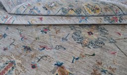 Surface texture of New Farahan rug with natural Wool and intricate pattern