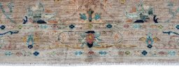 Corner detail of New Farahan rug showing border pattern and Wool pile