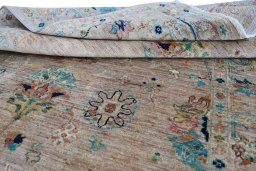 Surface texture of New Farahan rug with natural Wool and intricate pattern