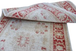 Surface texture of New Farahan rug with natural Wool and intricate pattern