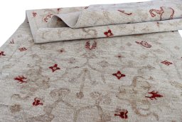 Surface texture of New Farahan rug with natural Wool and intricate pattern