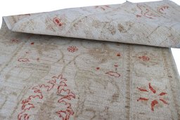 Surface texture of New Farahan rug with natural Wool and intricate pattern