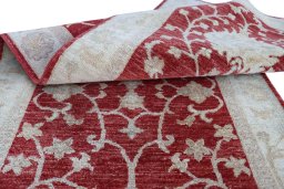 Surface texture of New Farahan rug with natural Wool and intricate pattern