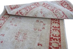 Surface texture of New Farahan rug with natural Wool and intricate pattern