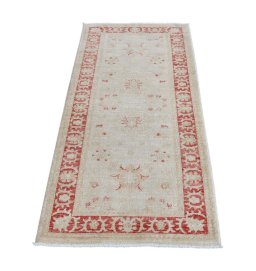 Surface texture of New Farahan rug with natural Wool and intricate pattern