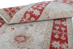 Surface texture of New Farahan rug with natural Wool and intricate pattern