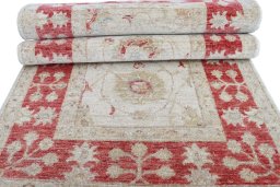 Surface texture of New Farahan rug with natural Wool and intricate pattern