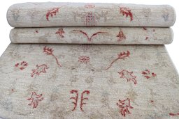 Surface texture of New Farahan rug with natural Wool and intricate pattern