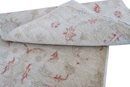 Surface texture of New Farahan rug with natural Wool and intricate pattern
