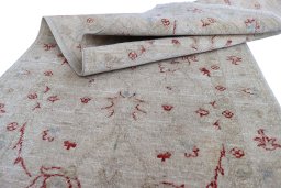 Surface texture of New Farahan rug with natural Wool and intricate pattern