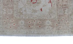 Corner detail of New Farahan rug showing border pattern and Wool pile