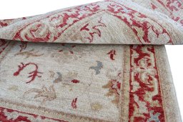 Surface texture of New Farahan rug with natural Wool and intricate pattern
