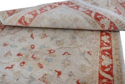 Surface texture of New Farahan rug with natural Wool and intricate pattern
