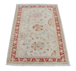Surface texture of New Farahan rug with natural Wool and intricate pattern