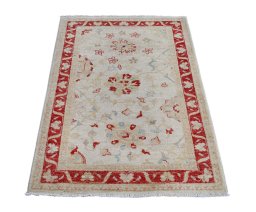 Surface texture of New Farahan rug with natural Wool and intricate pattern