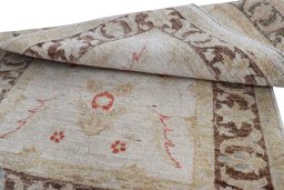 Surface texture of New Farahan rug with natural Wool and intricate pattern
