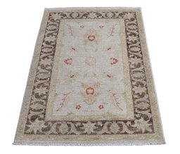 Surface texture of New Farahan rug with natural Wool and intricate pattern