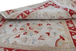 Surface texture of New Farahan rug with natural Wool and intricate pattern