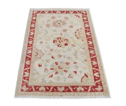 Surface texture of New Farahan rug with natural Wool and intricate pattern