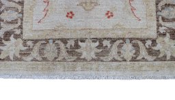 Corner detail of New Farahan rug showing border pattern and Wool pile