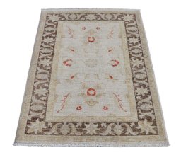 Surface texture of New Farahan rug with natural Wool and intricate pattern