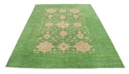Surface texture of New Farahan rug with natural Wool and intricate pattern