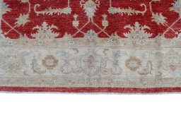 Corner detail of New Farahan rug showing border pattern and Wool pile