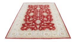 Surface texture of New Farahan rug with natural Wool and intricate pattern
