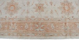 Corner detail of New Farahan rug showing border pattern and Wool pile