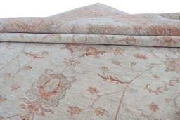 Surface texture of New Farahan rug with natural Wool and intricate pattern