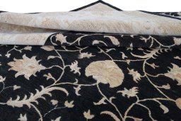 Surface texture of New Farahan rug with natural Wool and intricate pattern