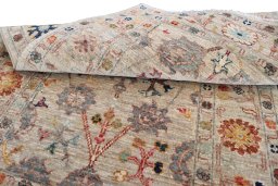 Surface texture of New Farahan rug with natural Wool and intricate pattern