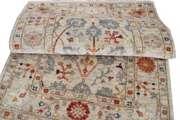 Surface texture of New Farahan rug with natural Wool and intricate pattern