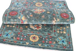 Surface texture of New Farahan rug with natural Wool and intricate pattern