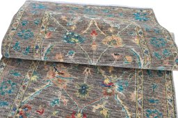 Surface texture of New Farahan rug with natural Wool and intricate pattern
