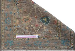 Central medallion detail of New Farahan rug from Pakistan
