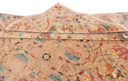 Surface texture of New Farahan rug with natural Wool and intricate pattern