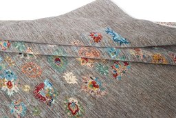 Surface texture of New Farahan rug with natural Wool and intricate pattern