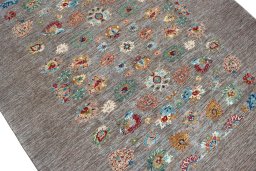 Central medallion detail of New Farahan rug from Pakistan