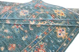 Surface texture of New Farahan rug with natural Wool and intricate pattern